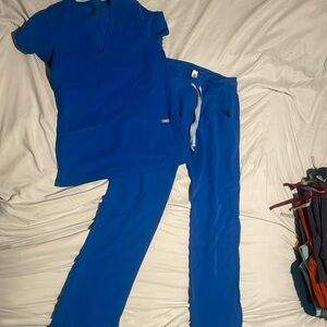 Figs scrubs set xxs top. Xs bottom